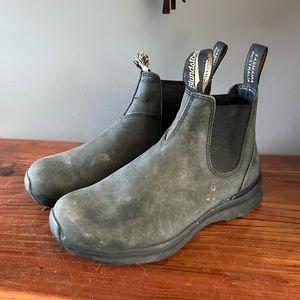 Hardly worn blundstones